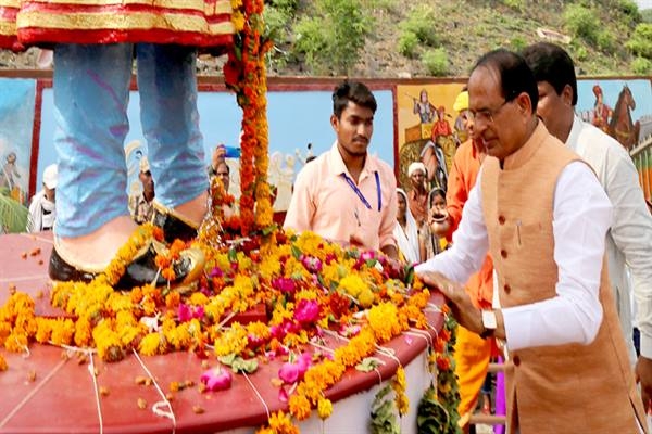 CM Chouhan pays tributes at Veerangana Rani Durgavati’s samadhi sthal