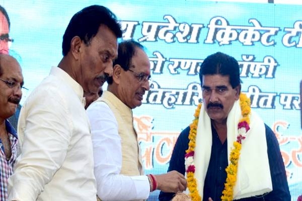CM Chouhan honours the femily members of Ranji Champion team players
