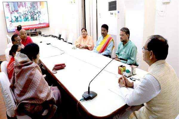 CM Chouhan listens to the views of Prime Minister Modi in Mann Ki Baat programme