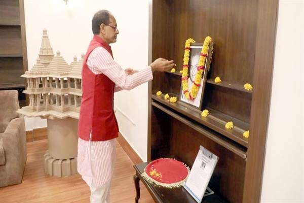 CM Chouhan pays homage to freedom fighter and eminent physician Dr. Bidhan Chandra Roy on his anniversary