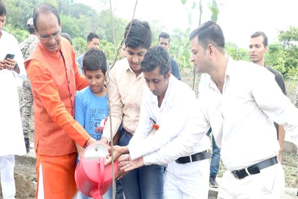 CM Chouhan plants Banyan, Neem and Karanj saplings in Smart City Garden