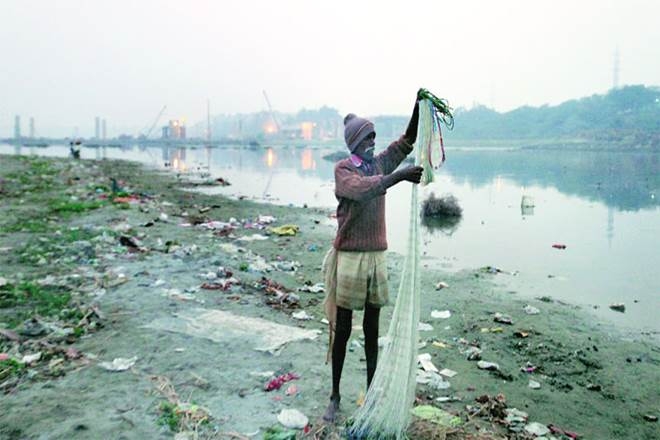  Amid the stink, Yamuna bank dwellers brace for floods with fortitude 