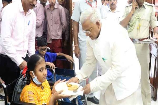 Divyang children became guests of Governor Patel on completion of his one year tenure