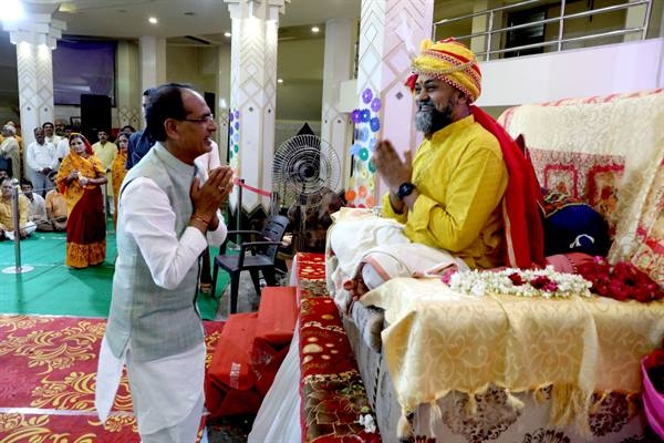 CM Chouhan visits Karunadham Ashram on Guru Purnima