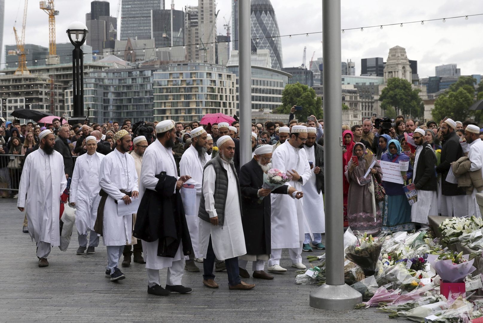  Over 130 imams refuse to bury London attackers 