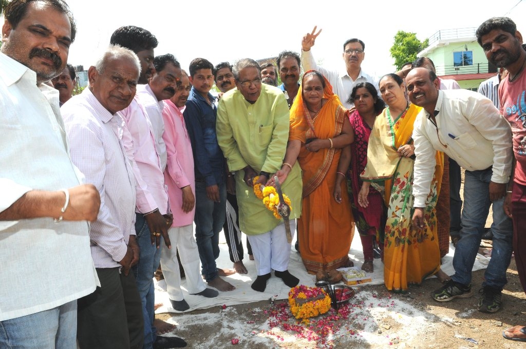 Minister Gupta Performs Bhoomi Poojan of Tap Water Pipeline and Park