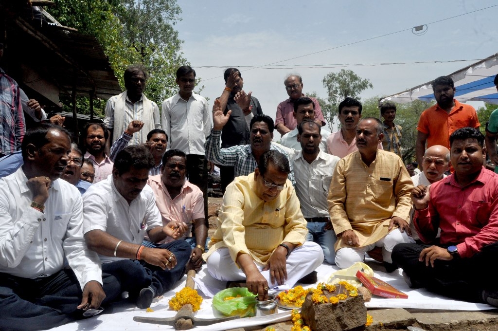 Revenue Minister Performs Construction Works’ Bhoomi Poojan in Ward 47 and 30