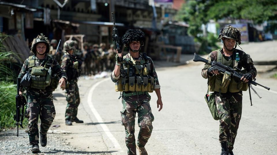  Christians borrowing hijabs to flee IS-held Philippines town 