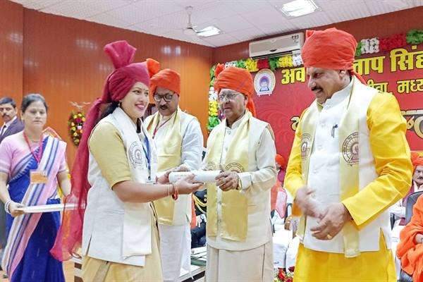 Students should speak truth and practice religion: Governor Patel