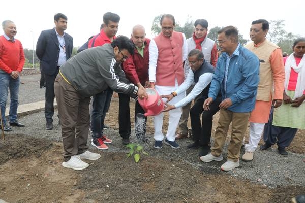CM Chouhan plants saplings along with Baba Neem Karoli Bhakta Mandal