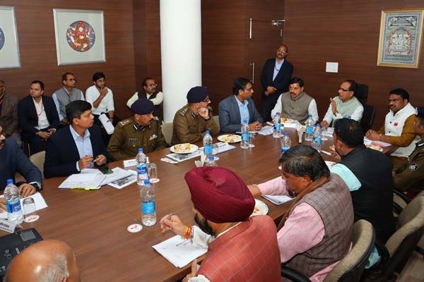 Give a divine look to the inner premises of Mahakaleshwar Temple: CM Chouhan