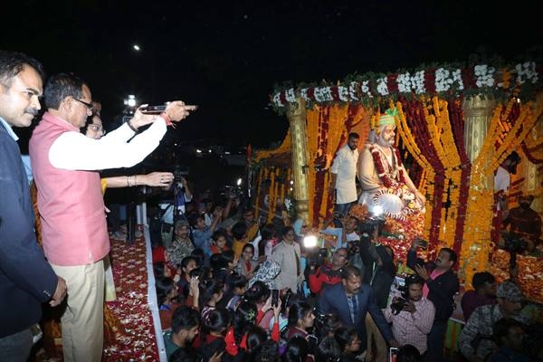 CM Chouhan welcomes Sanatan Dharma Chetna Vahan Yatra on the incarnation day of Brahmalin Balgovind Ji Shandilya Maharaj