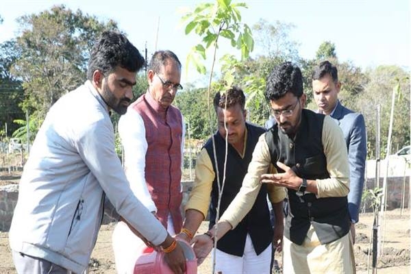CM Chouhan plants saplings in memory of Late Bhupendra Singh Raghuwanshi