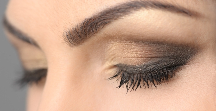  Save skin during monsoon, avoid smokey eyes 