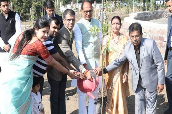 ​CM Chouhan plants saplings with International Bridge winners