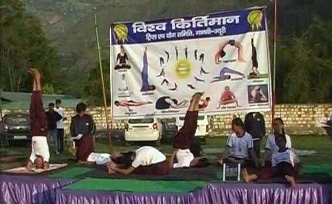  Himachal students set record for practicing yoga 