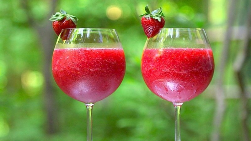 Chilled Summer Sangria with Raspberries