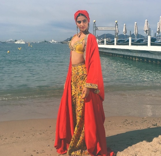 If you are confused with , what to wear on Monday Morning? Follow  Fashion Diva Sonam Kapoor!