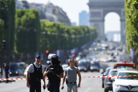  Car crashes into police van in Paris  Champs Elyses, driver dies (Lead) 