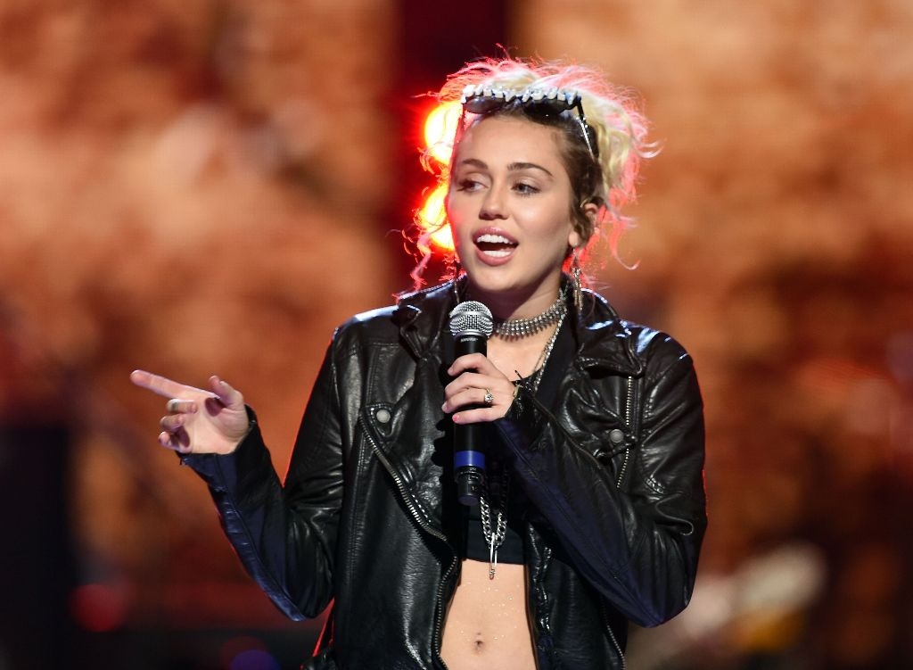  Miley Cyrus criticises Dolce &amp;amp; Gabbana over social media 
