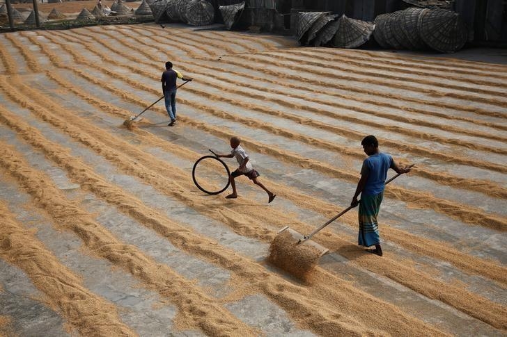  Bangladesh cuts import duty on rice 
