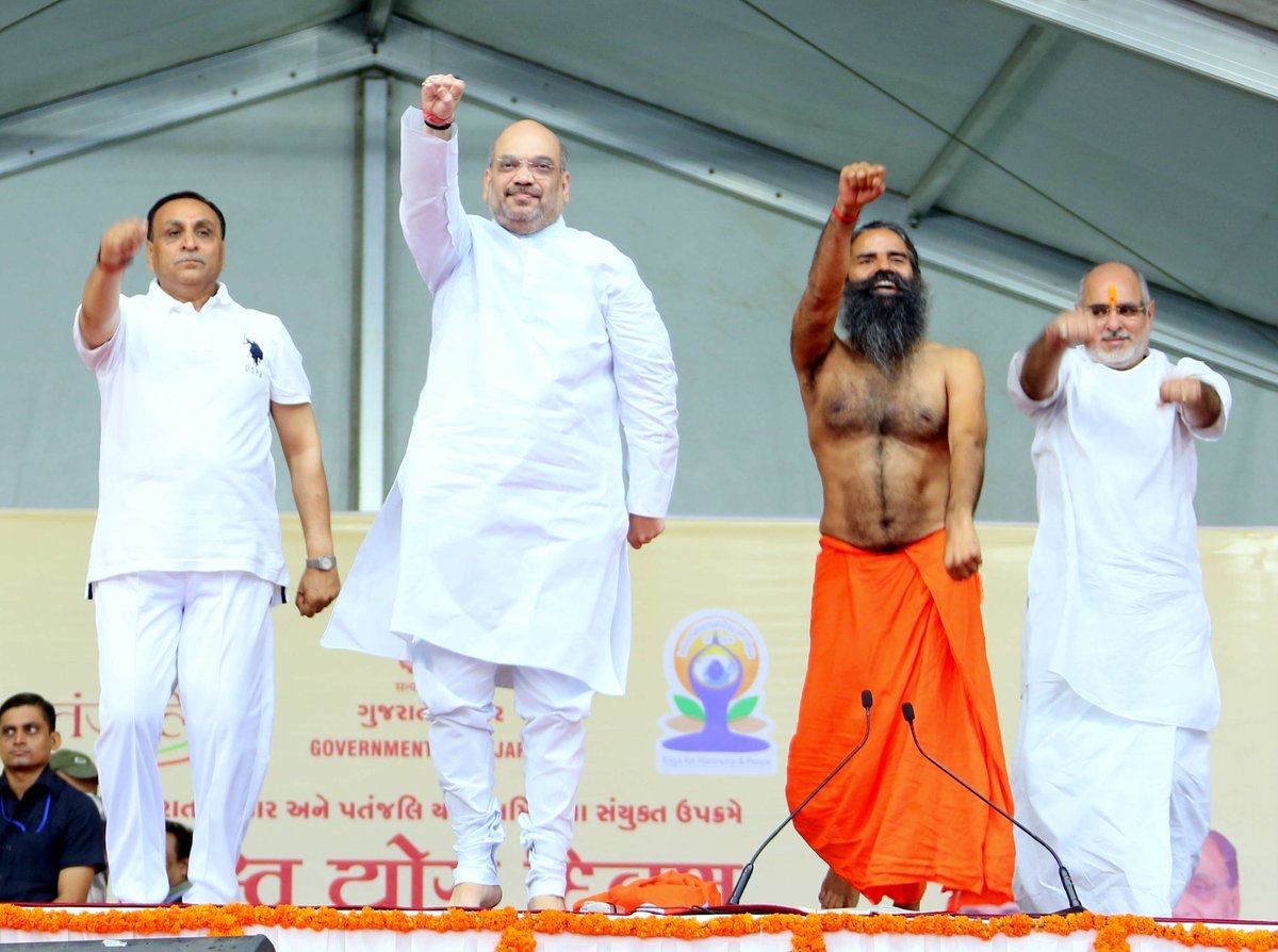  Amit Shah joins Ramdev s yoga event aimed at world records (Lead) 