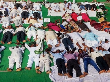  Congress workers, protesting farmers perform  shavasana  in MP 