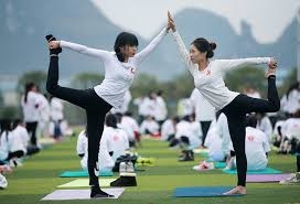  Over 1,000 do yoga in Chinese city 