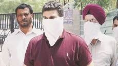  Three liquor smugglers held, red-beacon car seized (Lead) 