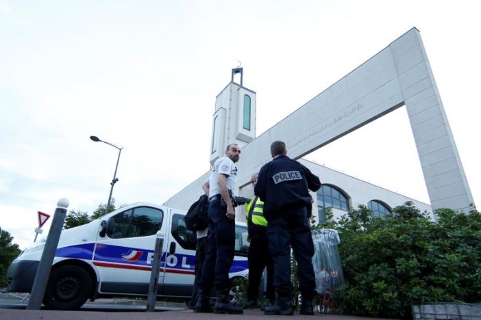  Man tries to drive into crowd at Paris mosque, held 