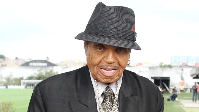  Michael Jackson s father fine after car accident 