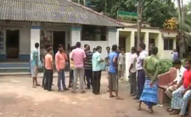  Life limping back to normalcy in Bengal s violence-hit pockets 
