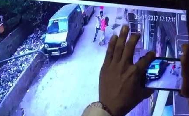  Aspiring airhostess stabbed to death by stalker in Delhi (Lead) 
