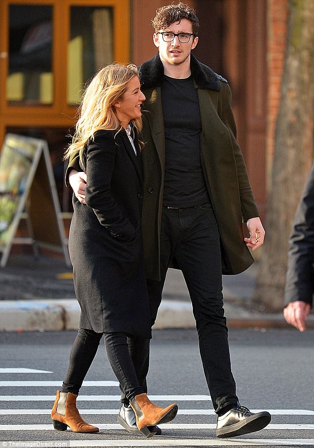 Ellie Goulding cosies up to beau at beach 