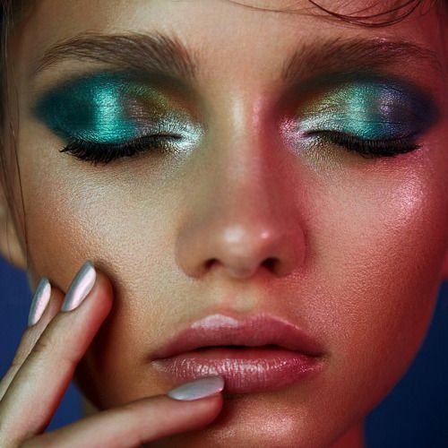  Nail red carpet look with glowing skin, de-puffed eyes 
