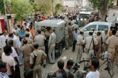  SP, BSP supporters fight pitched battle in Rampur 