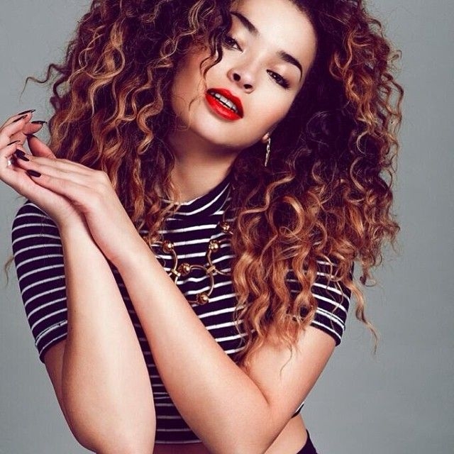  Ella Eyre rarely washes hair 
