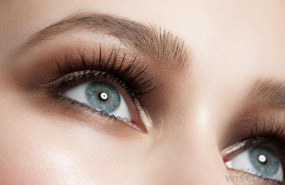   Eye make-up causing vision problems in young women  