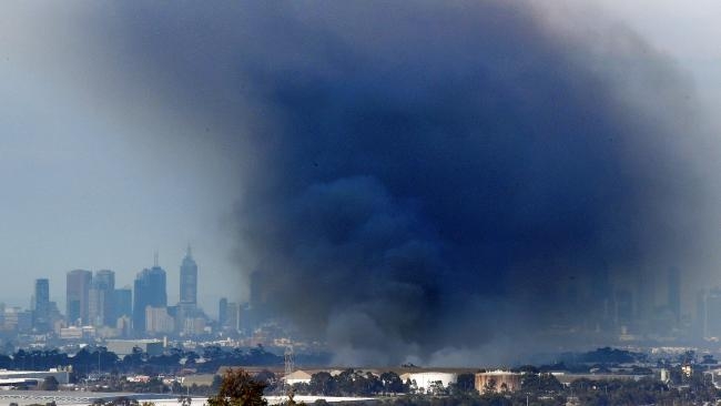 Massive Melbourne fire forces evacuations 