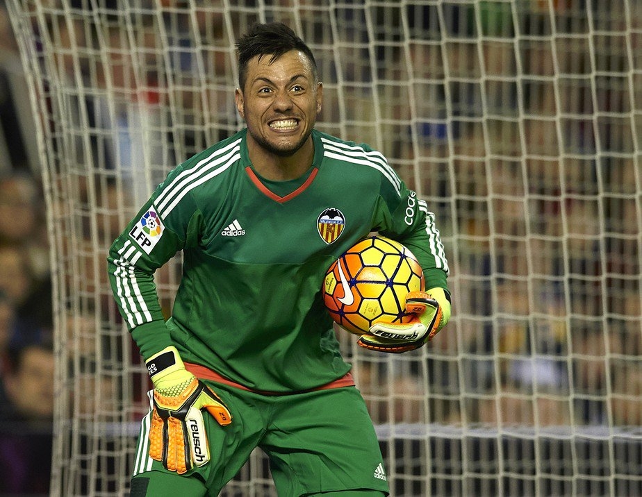  Valencia goalkeeper Diego Alves joins Flamengo 