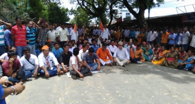 BJP members gherao residences of Tripura CM, Ministers (Lead) 