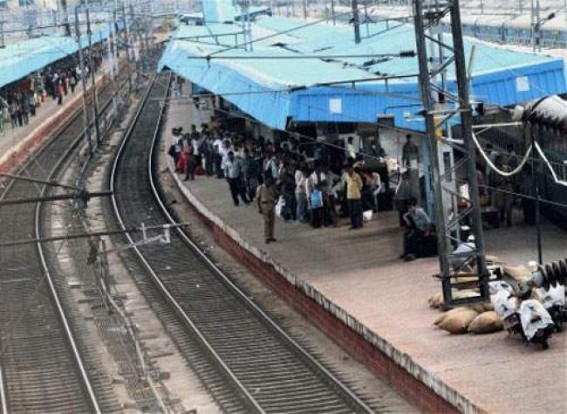  Suburban train has small accident at Sealdah, inquiry launched (Lead) 