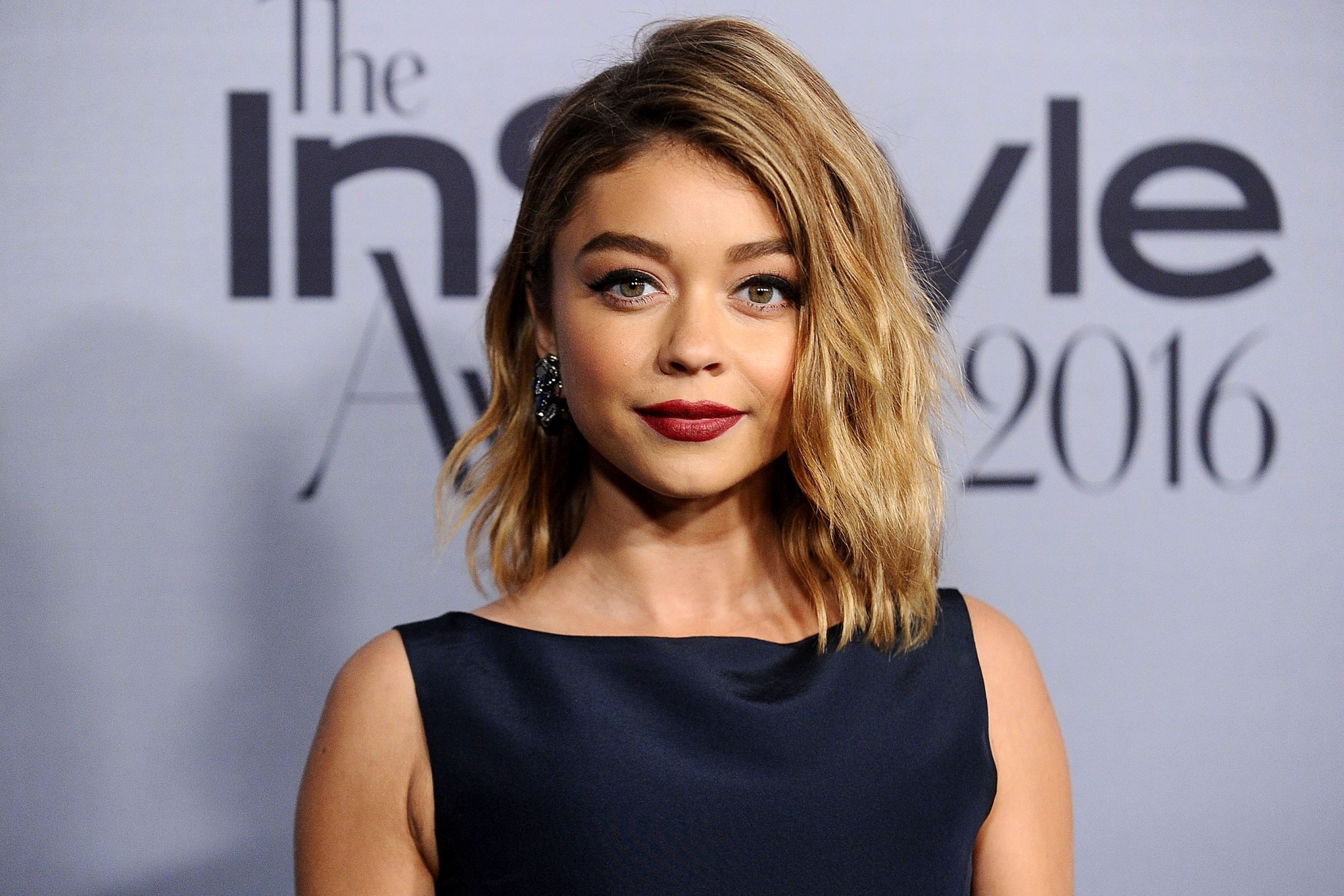  Sarah Hyland flaunts confidence through fashion 