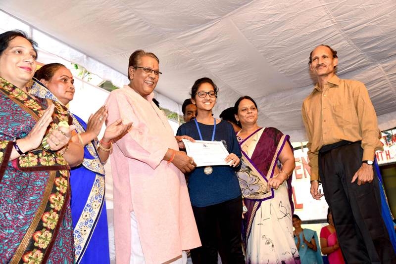 Revenue Minister Gupta Honours Meritorious Students of Ward -47