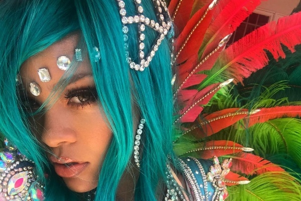 Rihanna caught under the scanner, RiRi it’s hard to skip from fan's Hawk eyes!