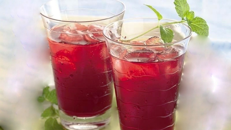 Cranberry-Mint Iced Tea Cocktail