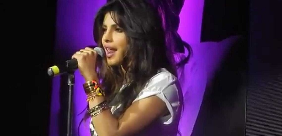 "Young and Free", singer Priyanka Chopra tap the feet with dancing freak Jamie Foxx and it's her pet move, check it out!