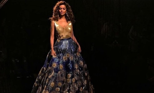 Esha Gupta is a stunner and she perfectly Slays the runway as she walks down for Amit Aggarwal at Lakme Fashion Week Winter/Festive 2017!
