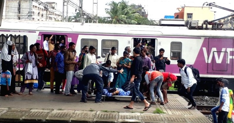  Three commuters hurt as Mumbai local derails 