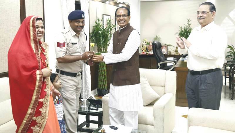 CM Chouhan awards Rs 50,000 to Head Constable
